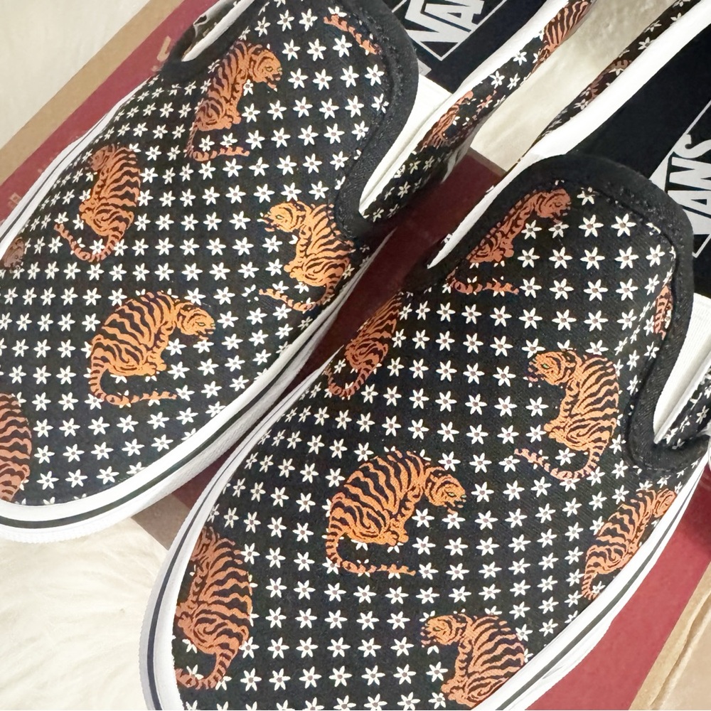 Vans Classic Slip-On Tiger Floral Black White Women Size 9 Brand New - Picture 2 of 9